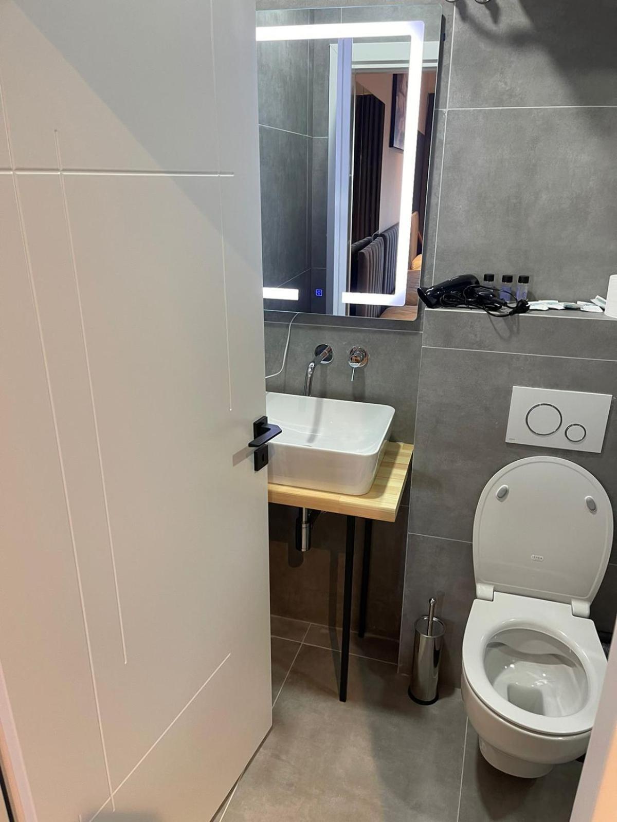 Aries Apartments Sarandë エクステリア 写真