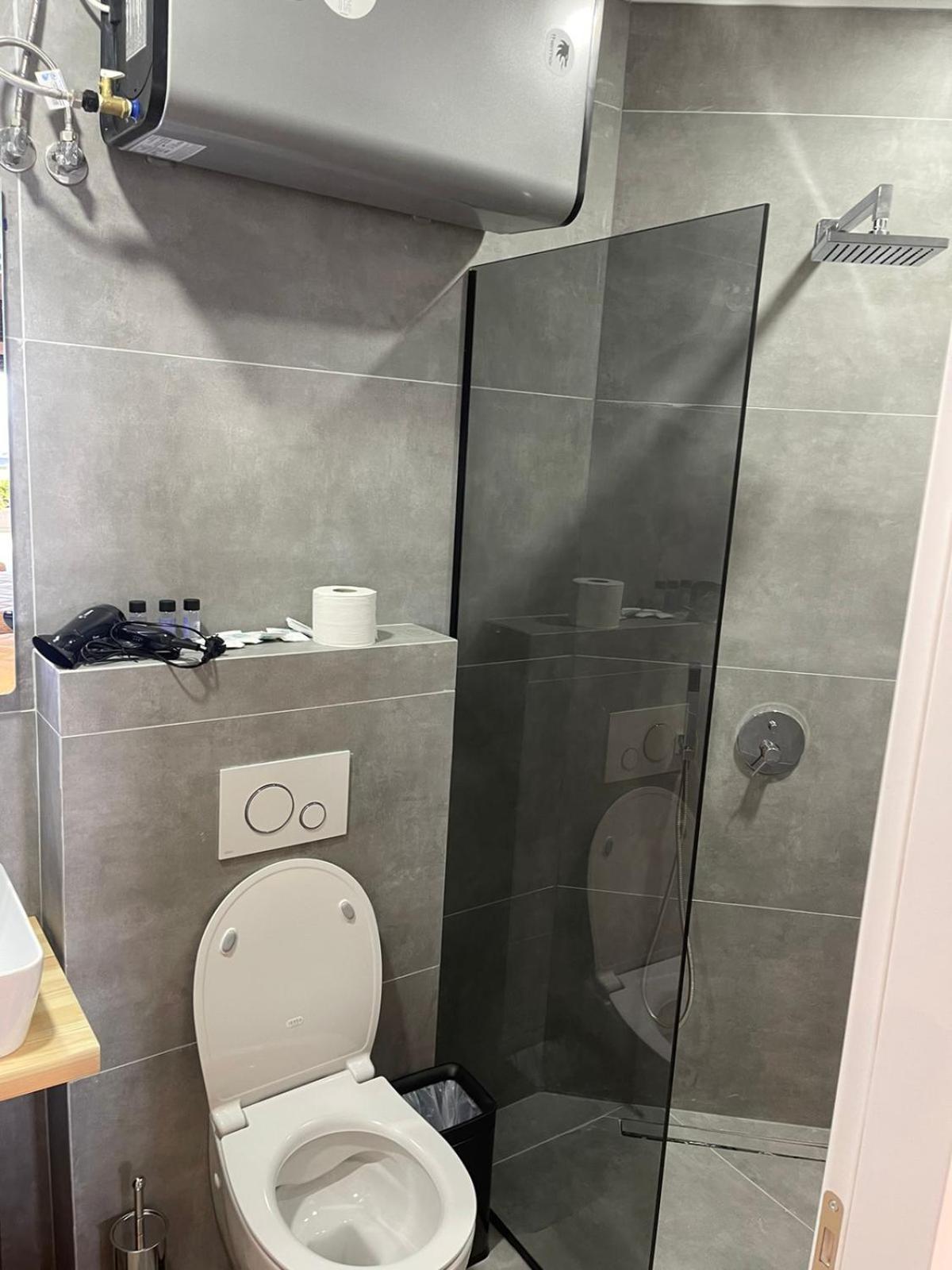 Aries Apartments Sarandë エクステリア 写真