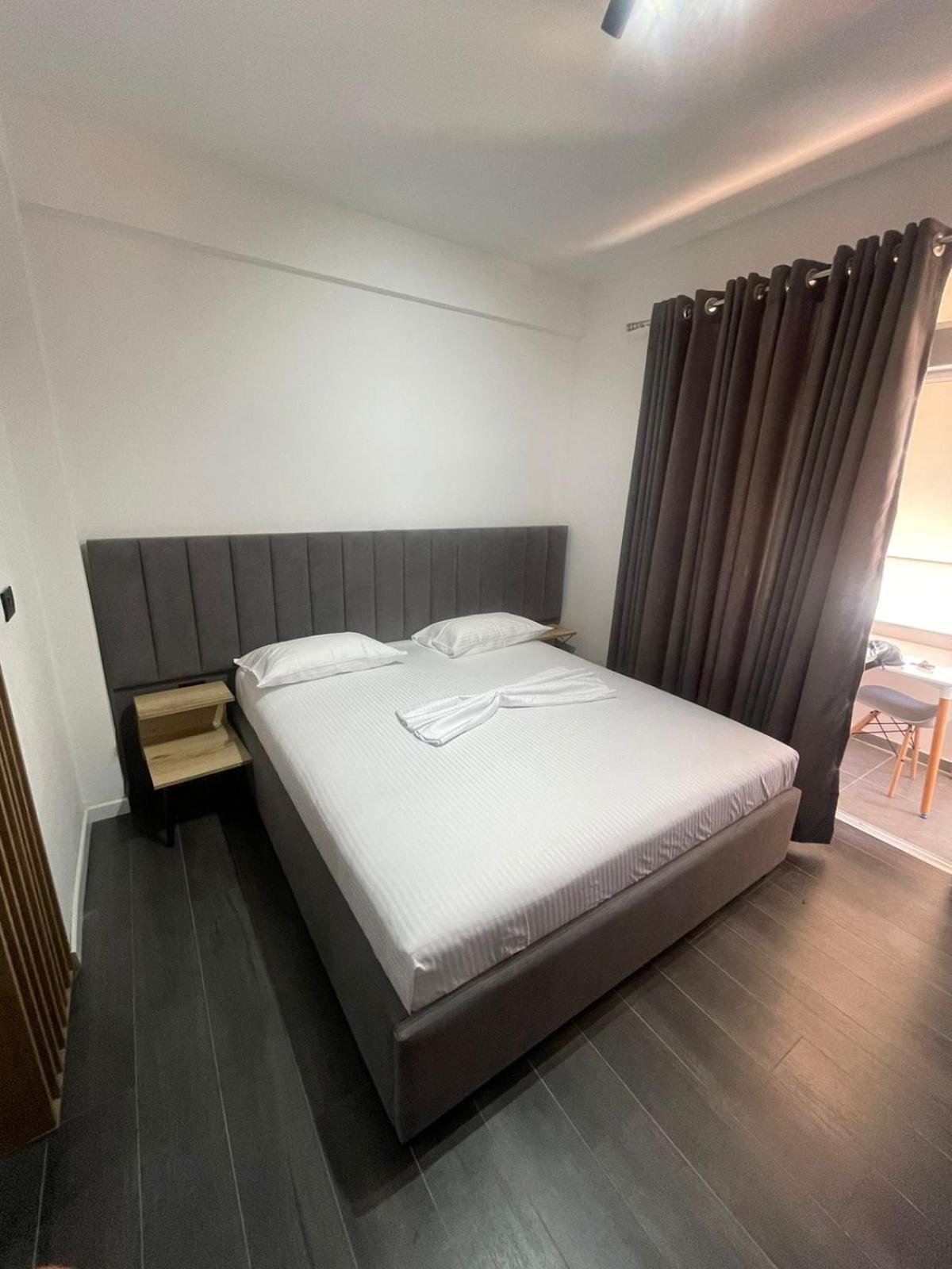 Aries Apartments Sarandë エクステリア 写真