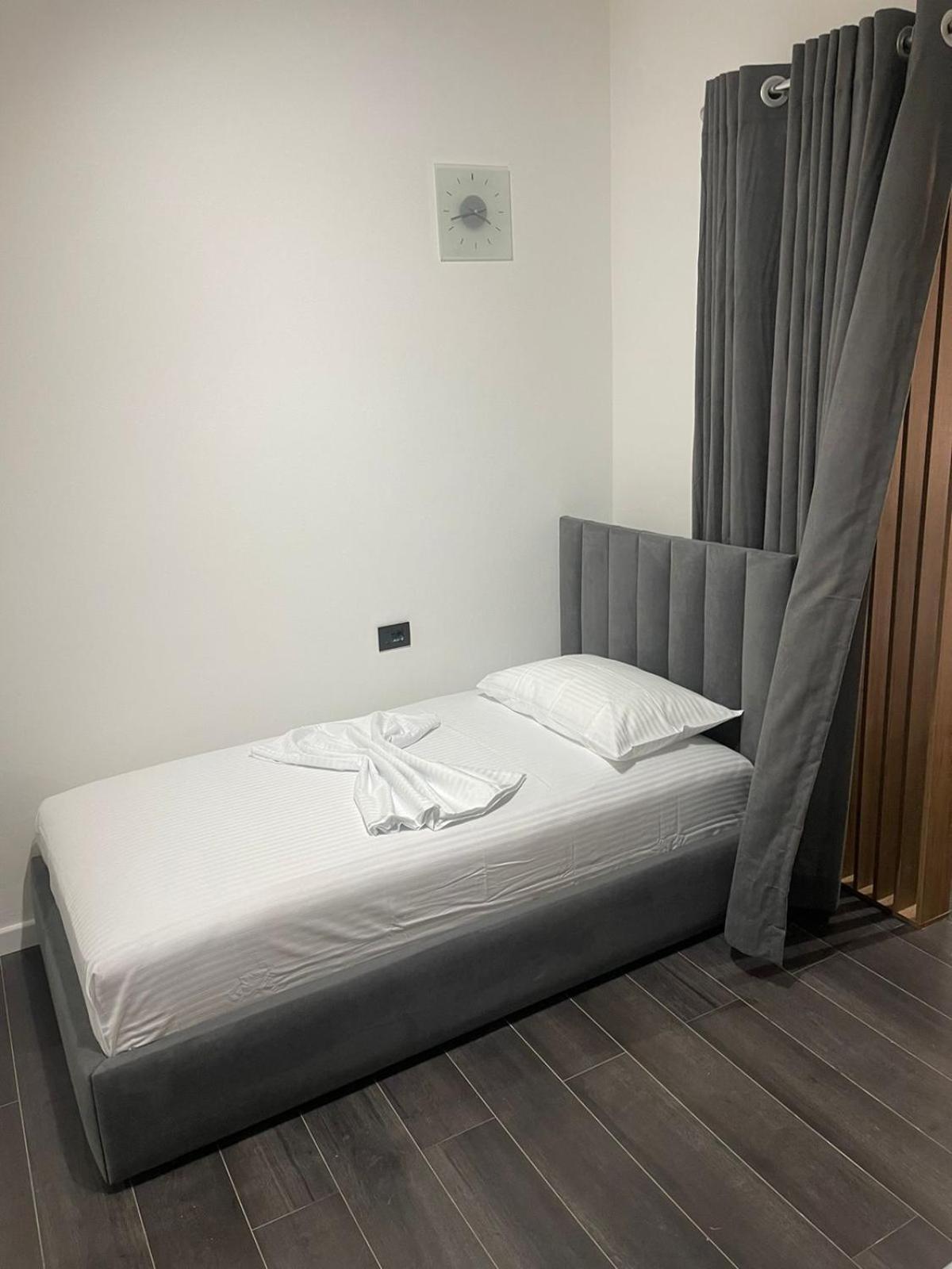 Aries Apartments Sarandë エクステリア 写真