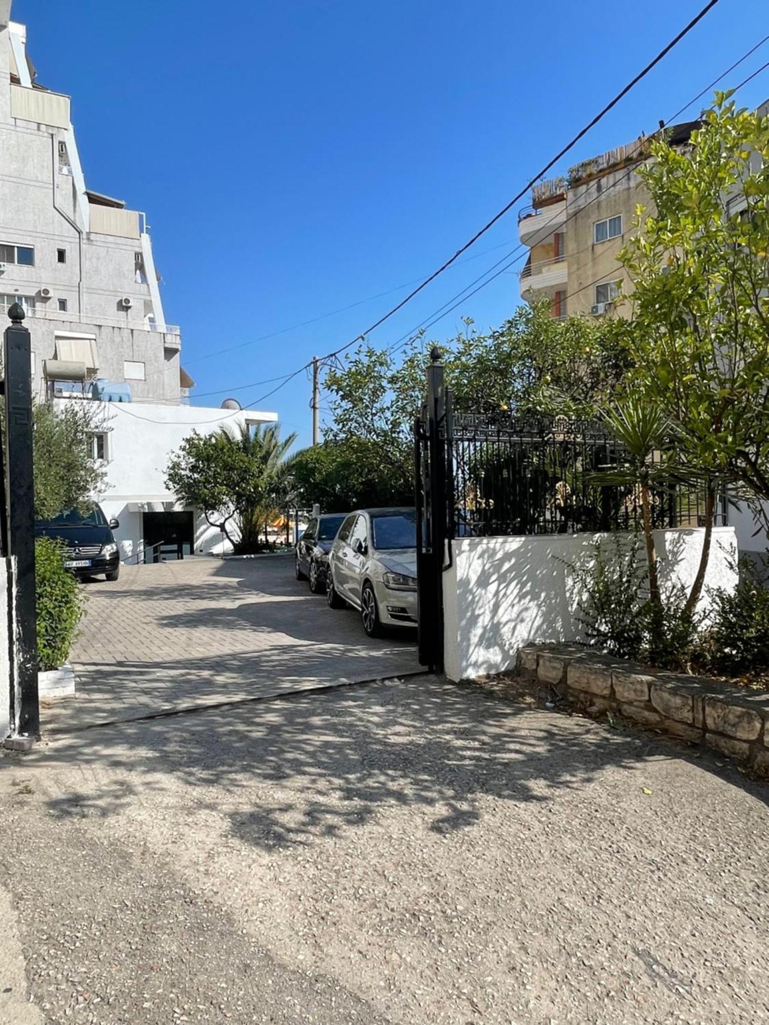 Aries Apartments Sarandë エクステリア 写真