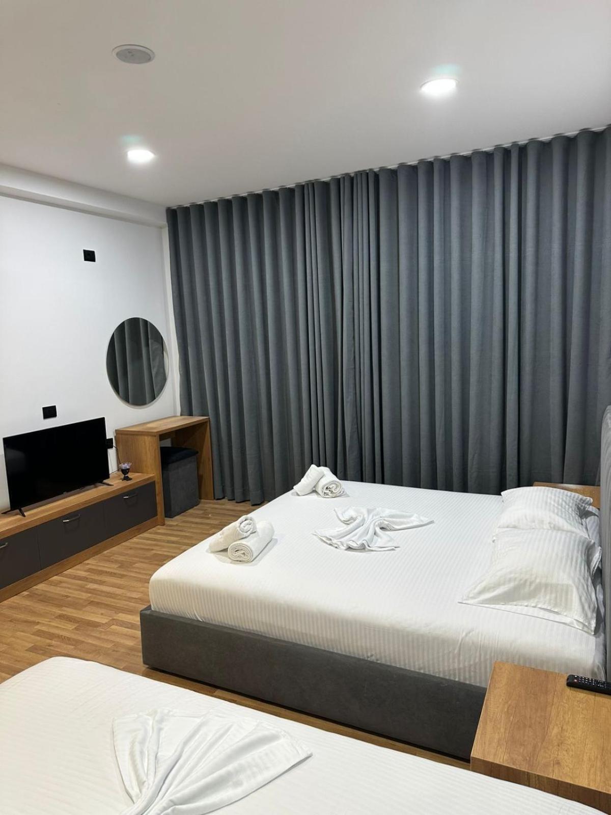 Aries Apartments Sarandë エクステリア 写真