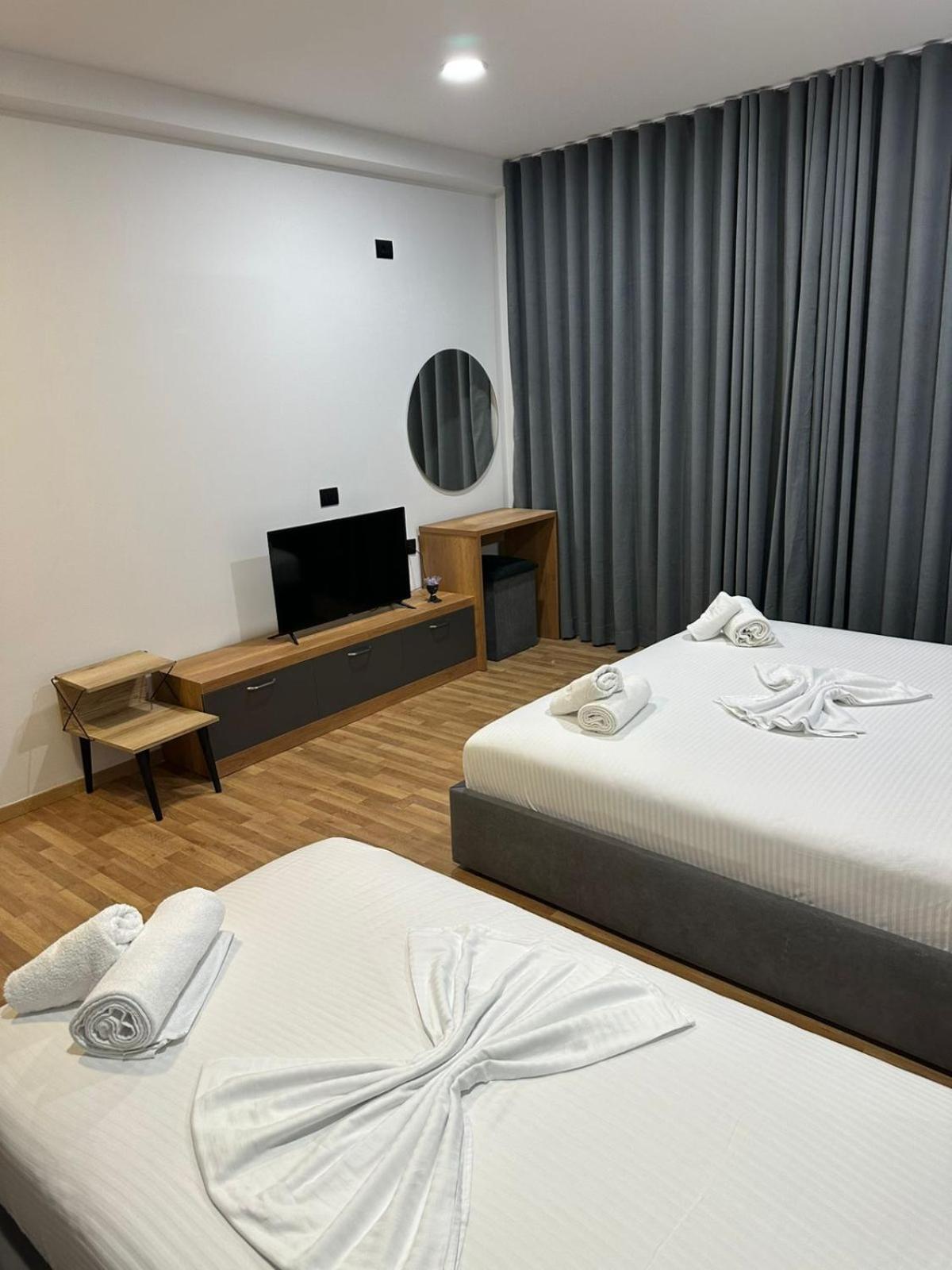 Aries Apartments Sarandë エクステリア 写真